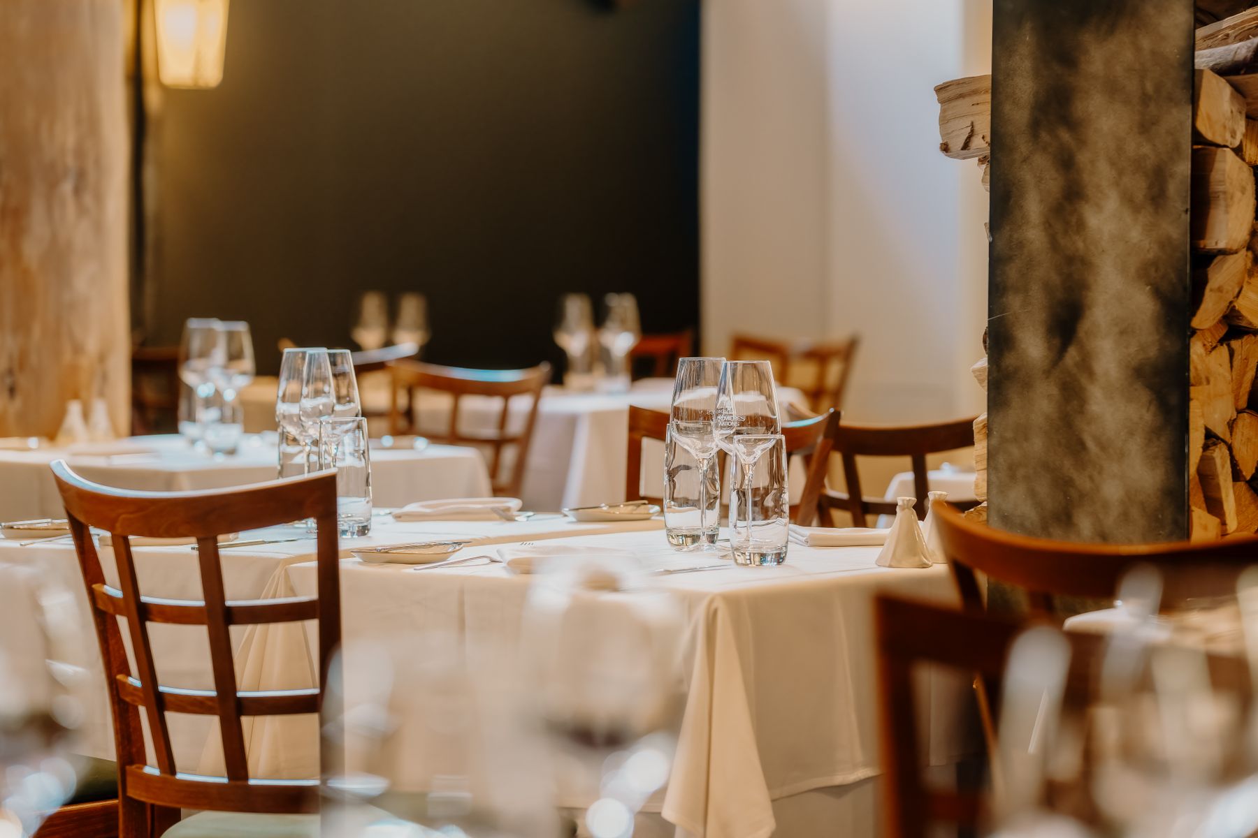 Elegancka sala restauracji z nakrytymi stołami i ciepłym wieczornym światłem